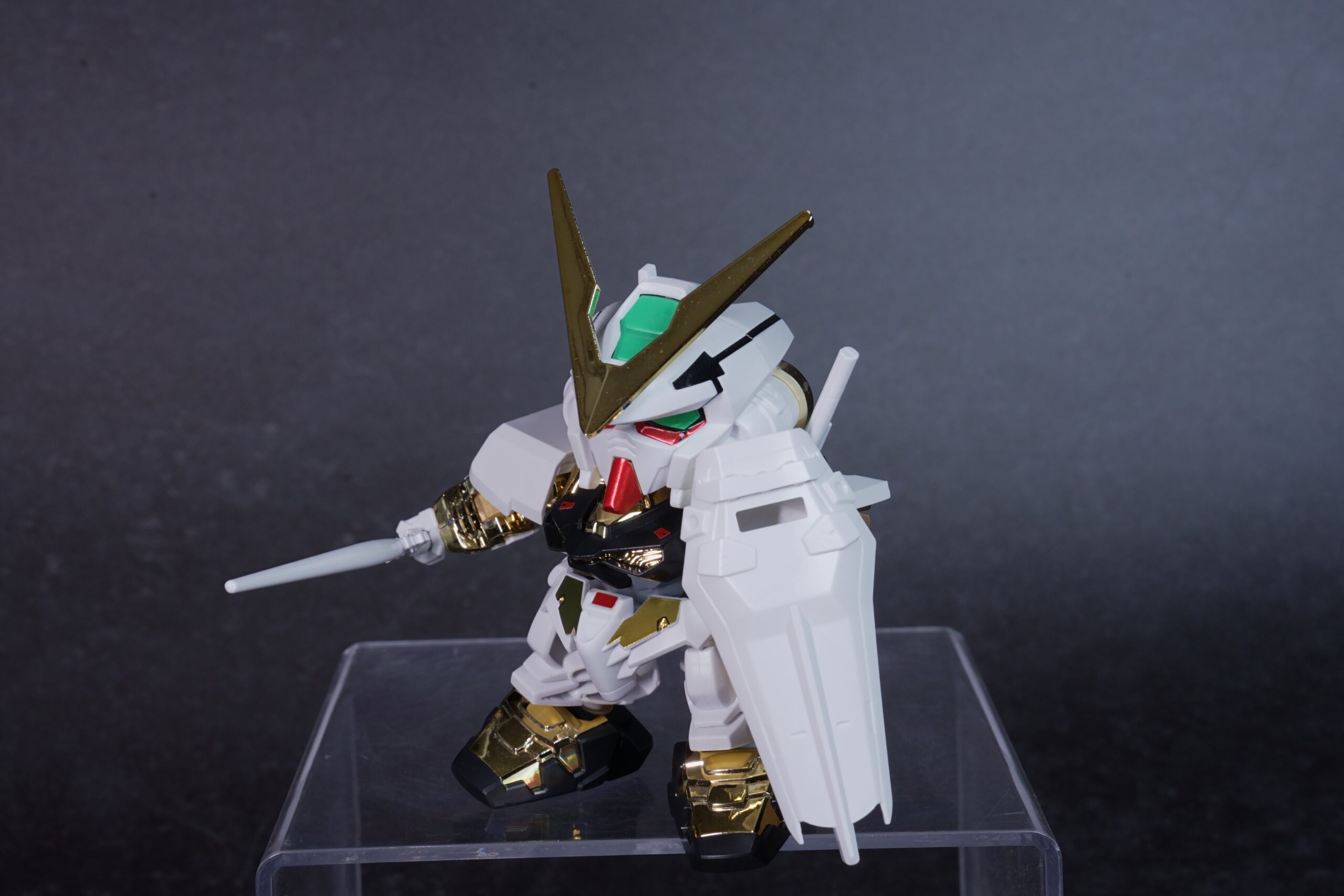 BB戦士299 ガンダムアストレイゴールドフレーム 剣を構えた完成品