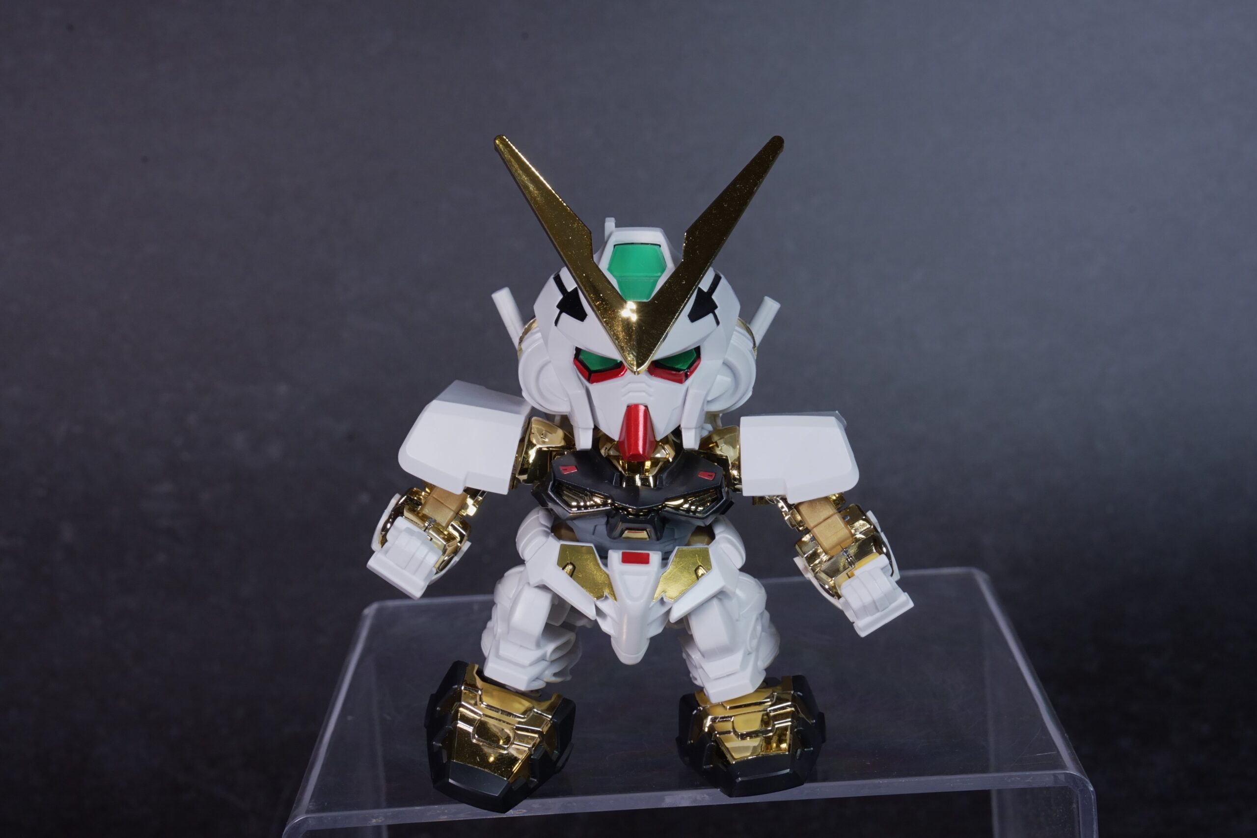 BB戦士299 ガンダムアストレイゴールドフレーム 金メッキパーツのアップ