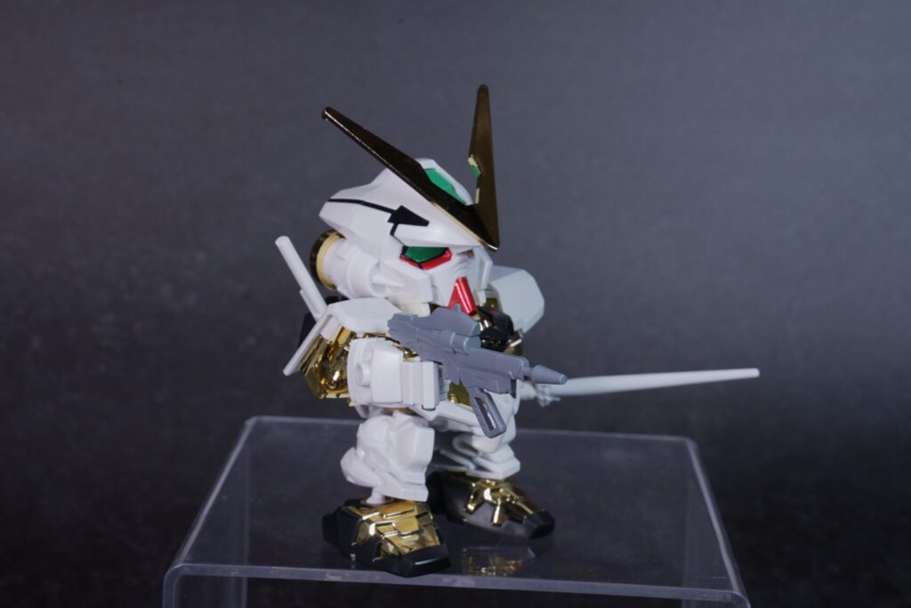 BB戦士299 ガンダムアストレイゴールドフレーム 剣を構えた完成品 別角度