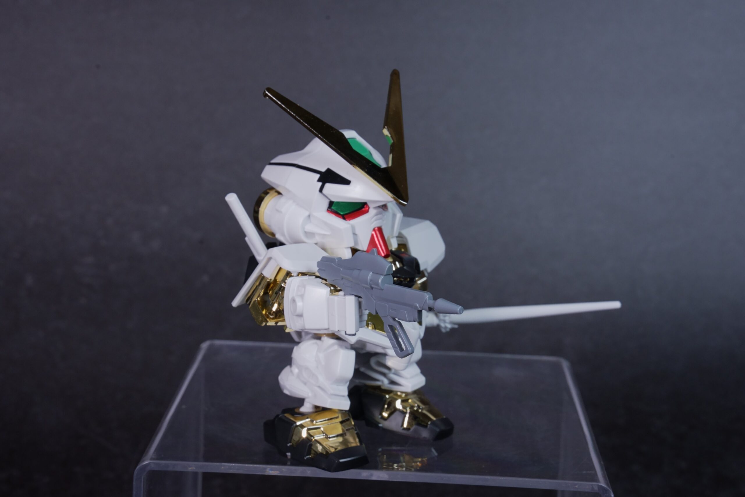 BB戦士299 ガンダムアストレイゴールドフレーム 剣を構えた完成品 別角度