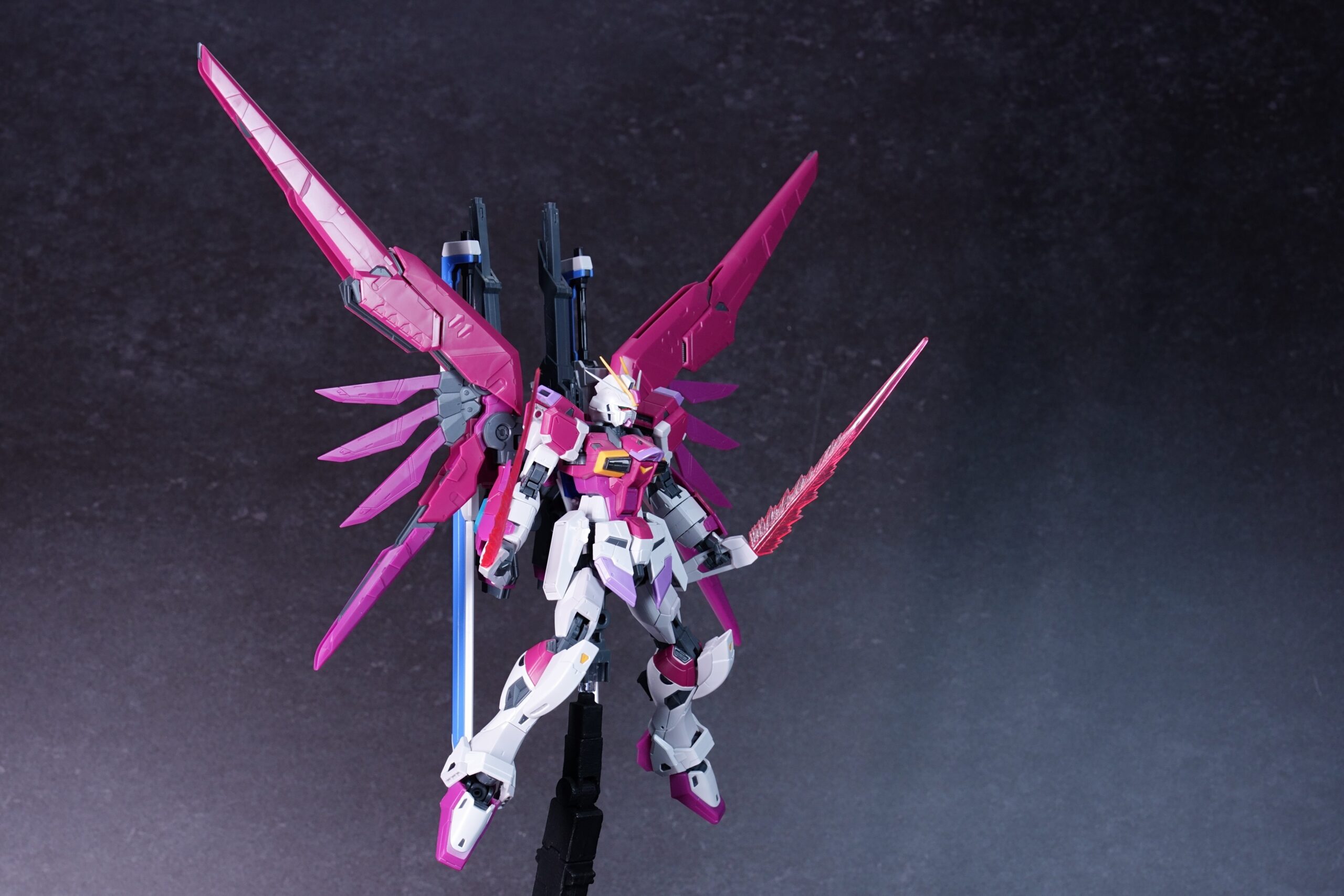 RG 1/144 デスティニーインパルス ビームサーベルを構えた完成品