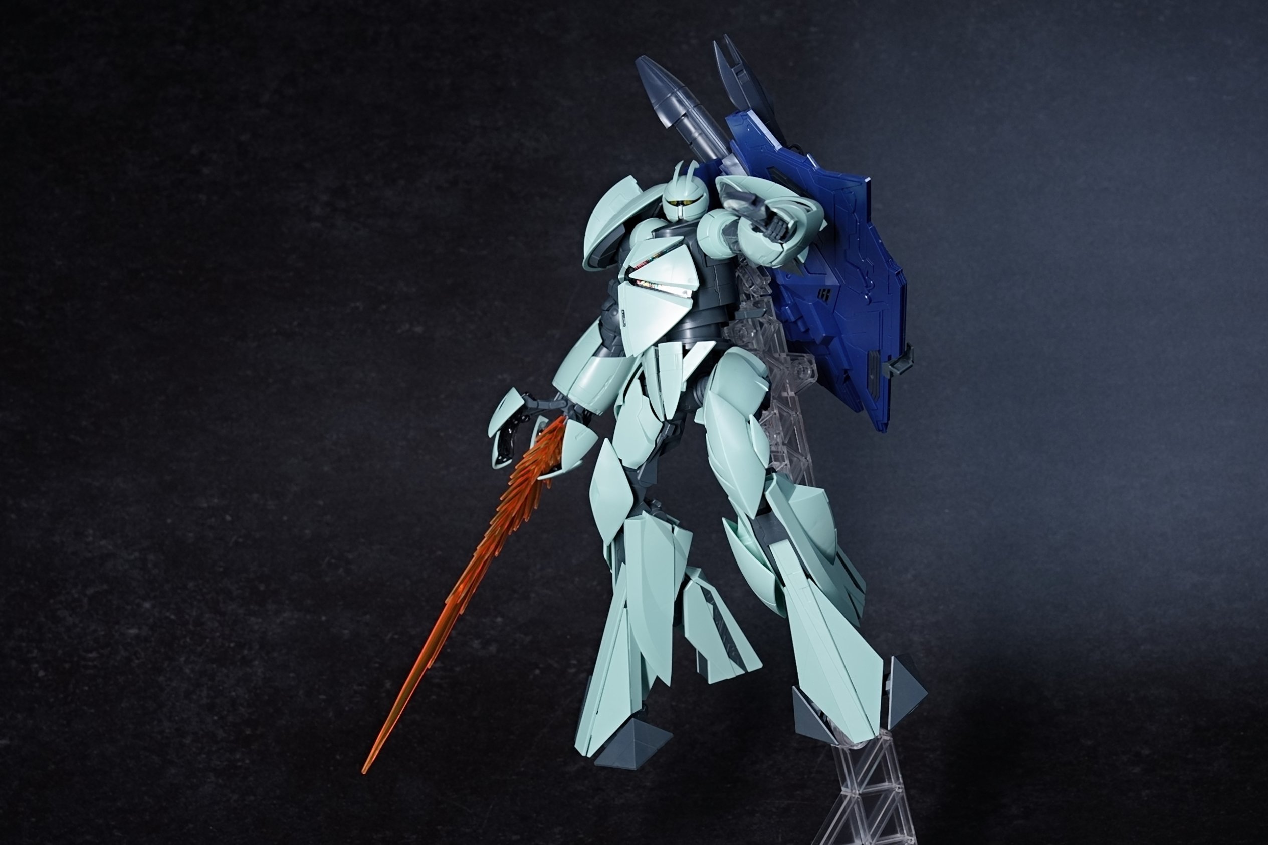 MG 1/100 Concept-X 6-1-2 ターンX ビームサーベルを構えた完成品